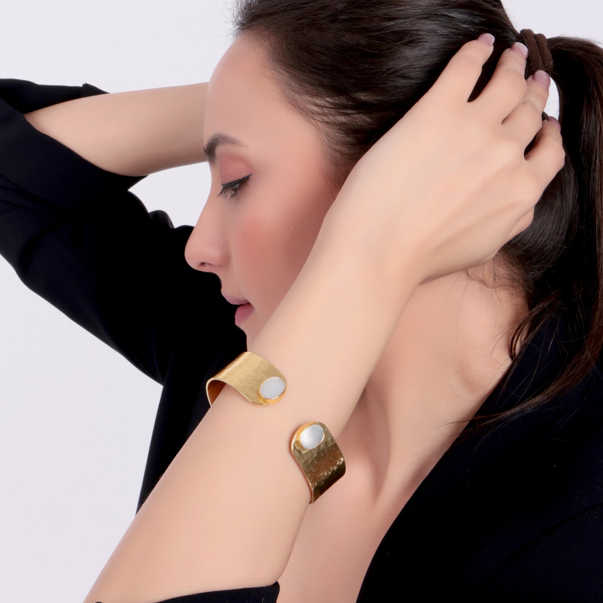 Dua Handmade Mother of Pearl Oval Bracelet – 9x11mm Natural Pearl Gemstone Elegant Gold-Plated Jewelry for Women