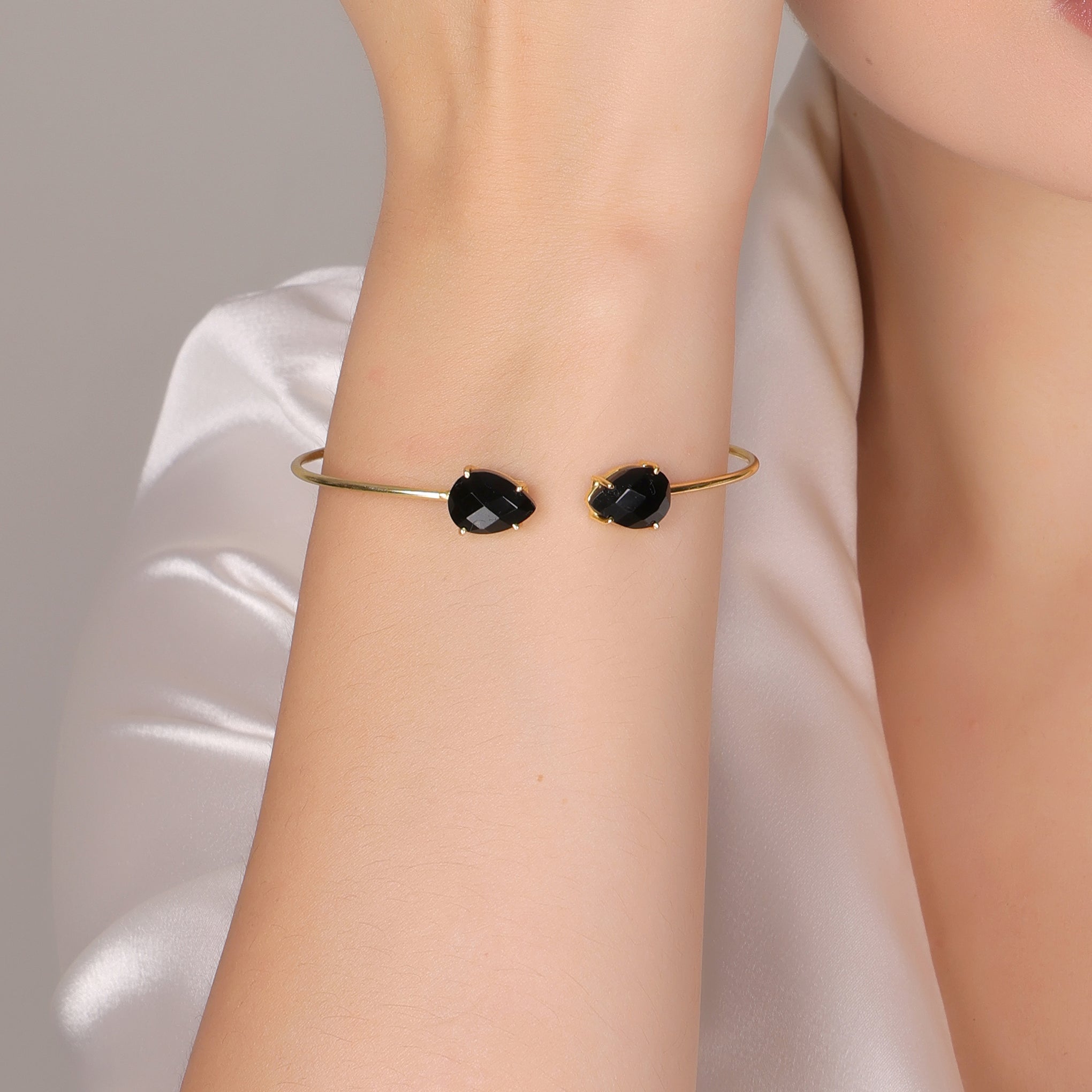 DuaBlackOnyxPearBangle_ModernGold-PlatedAgateGemstoneBracelet_3