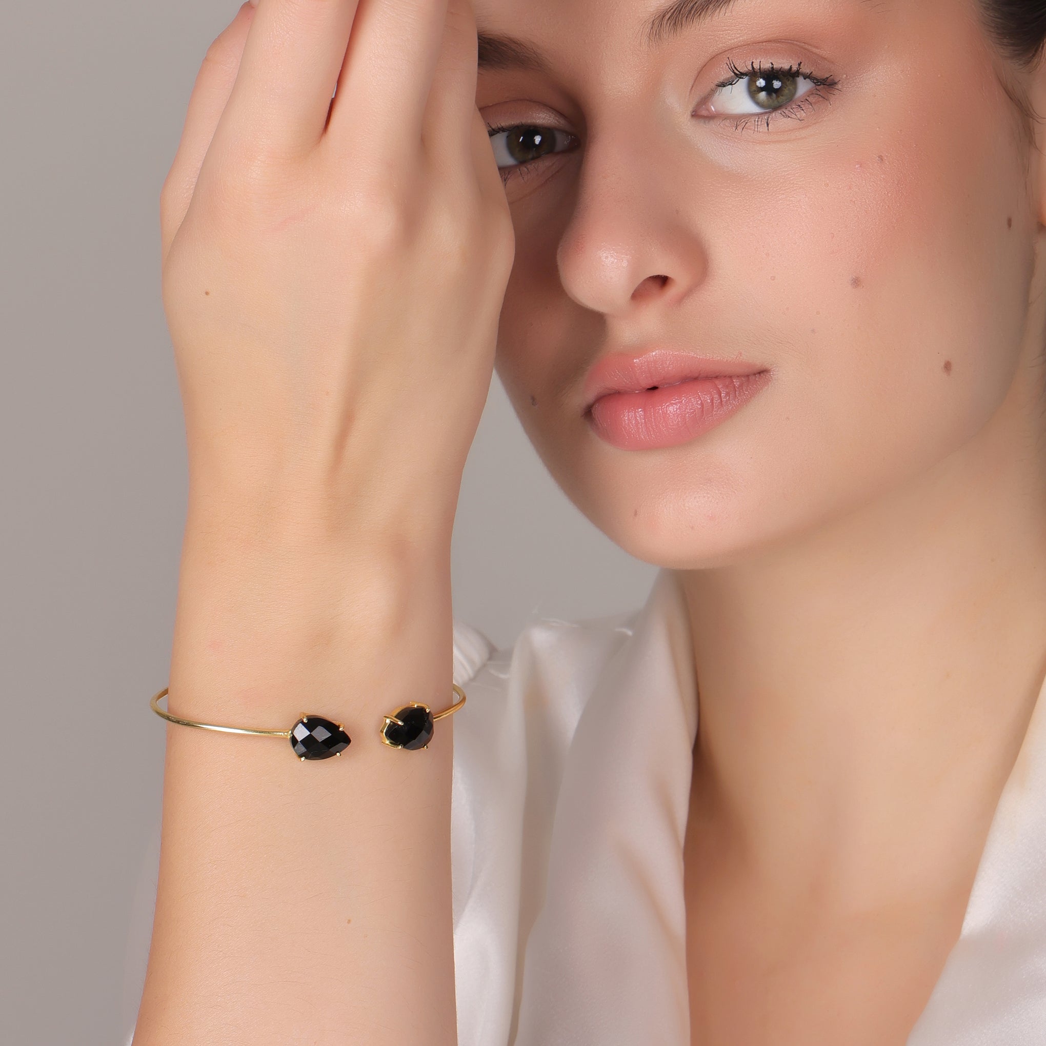 DuaBlackOnyxPearBangle_ModernGold-PlatedAgateGemstoneBracelet_4