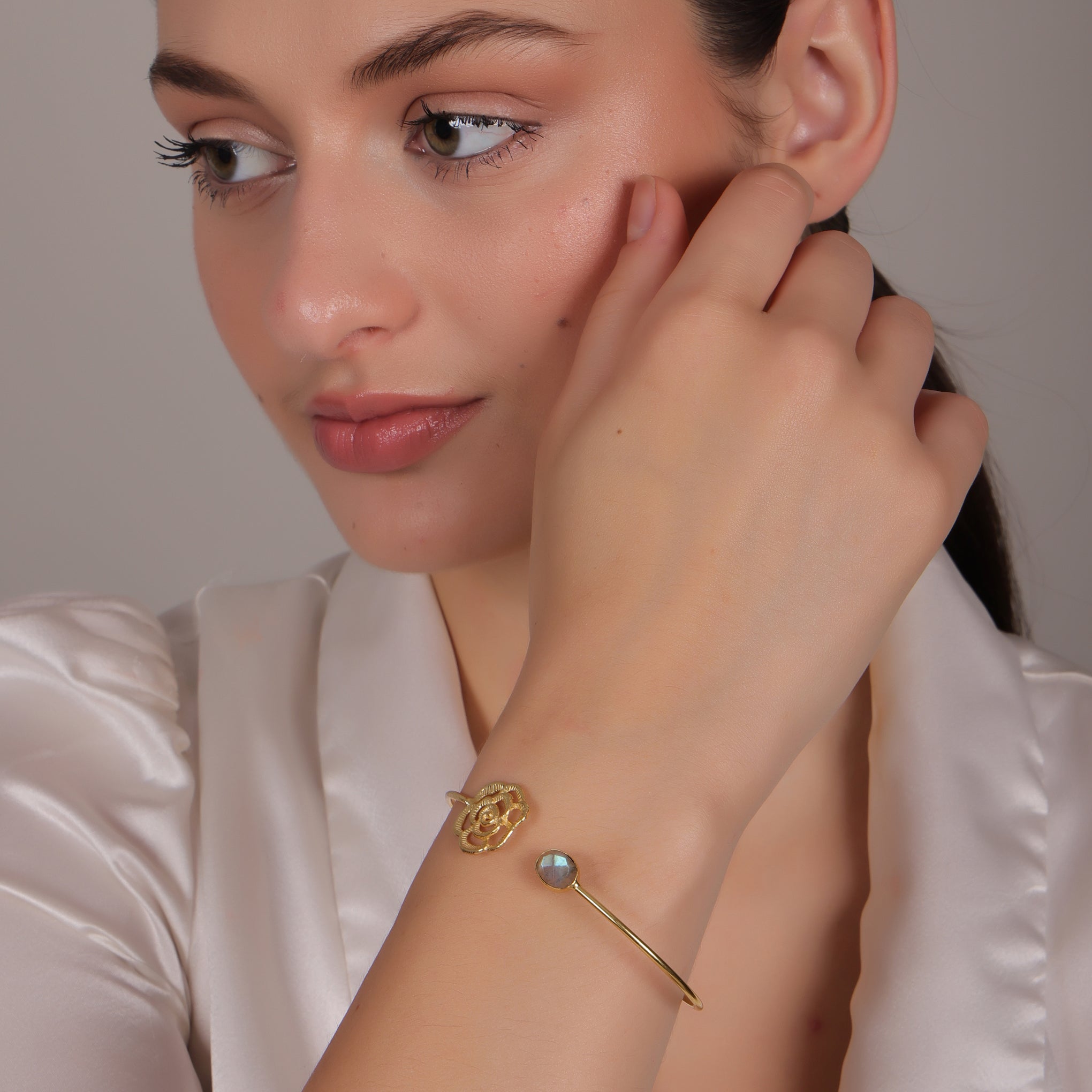 Dua Labradorite Flower Bangle – Chic Grey Gold-Plated Gemstone Bracelet - Dua Online