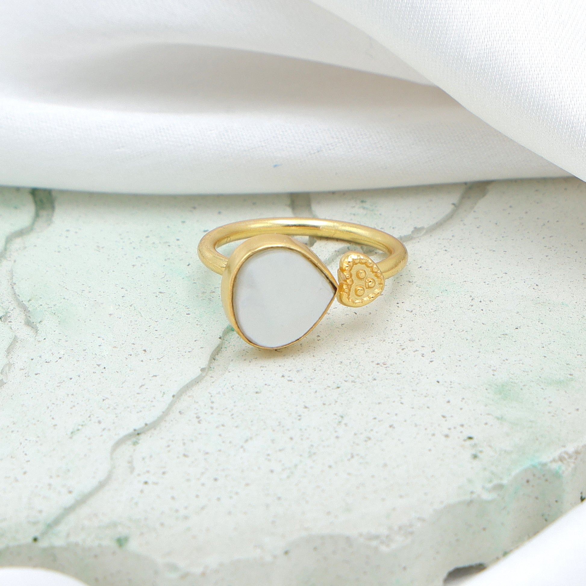 Dua Mother of Pearl Heart Ring – Romantic Gold-Plated Pearl Jewelry - Dua Online