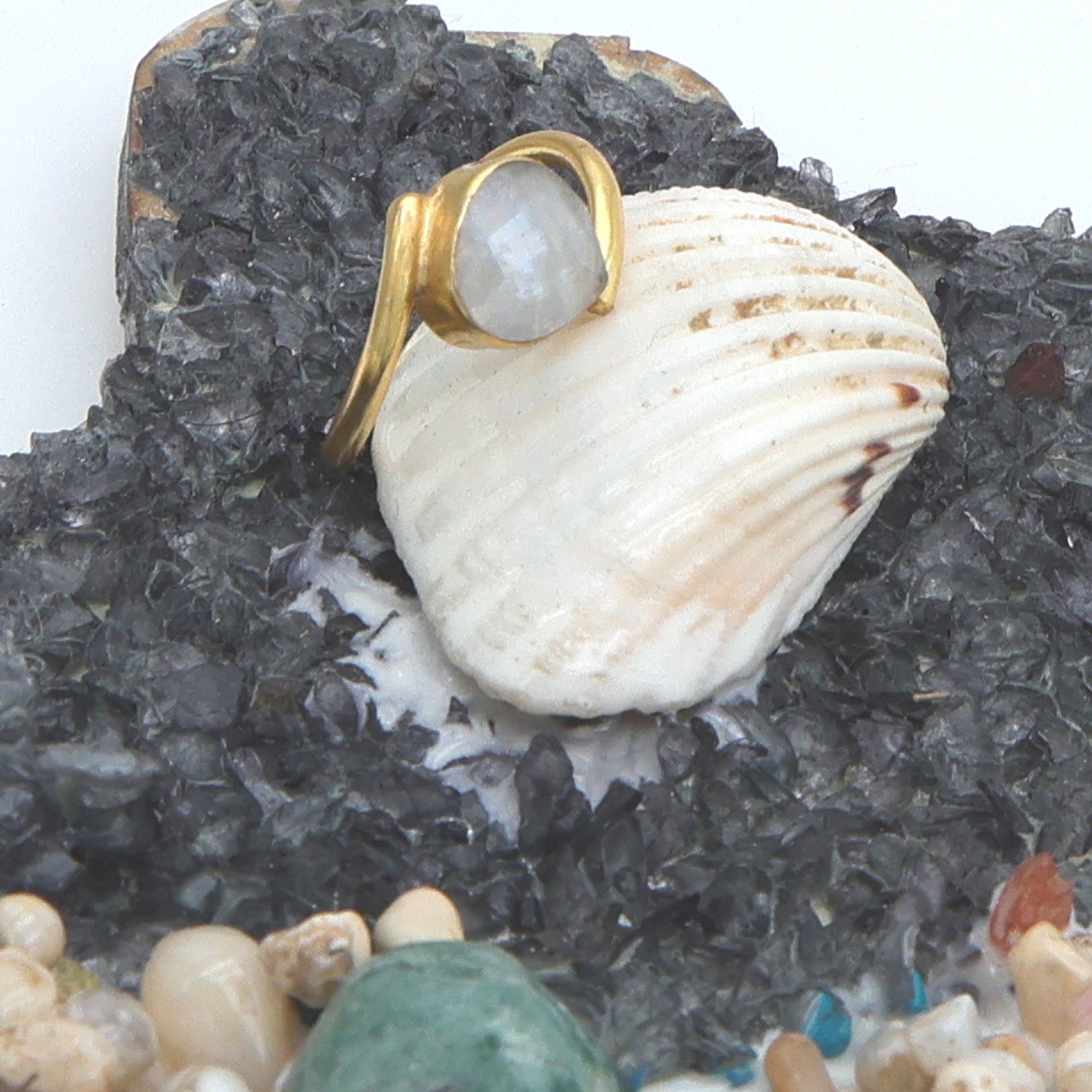 Dua Rainbow Moonstone Gold-Plated Adjustable Heart Ring – White Gemstone Minimalist Jewelry
