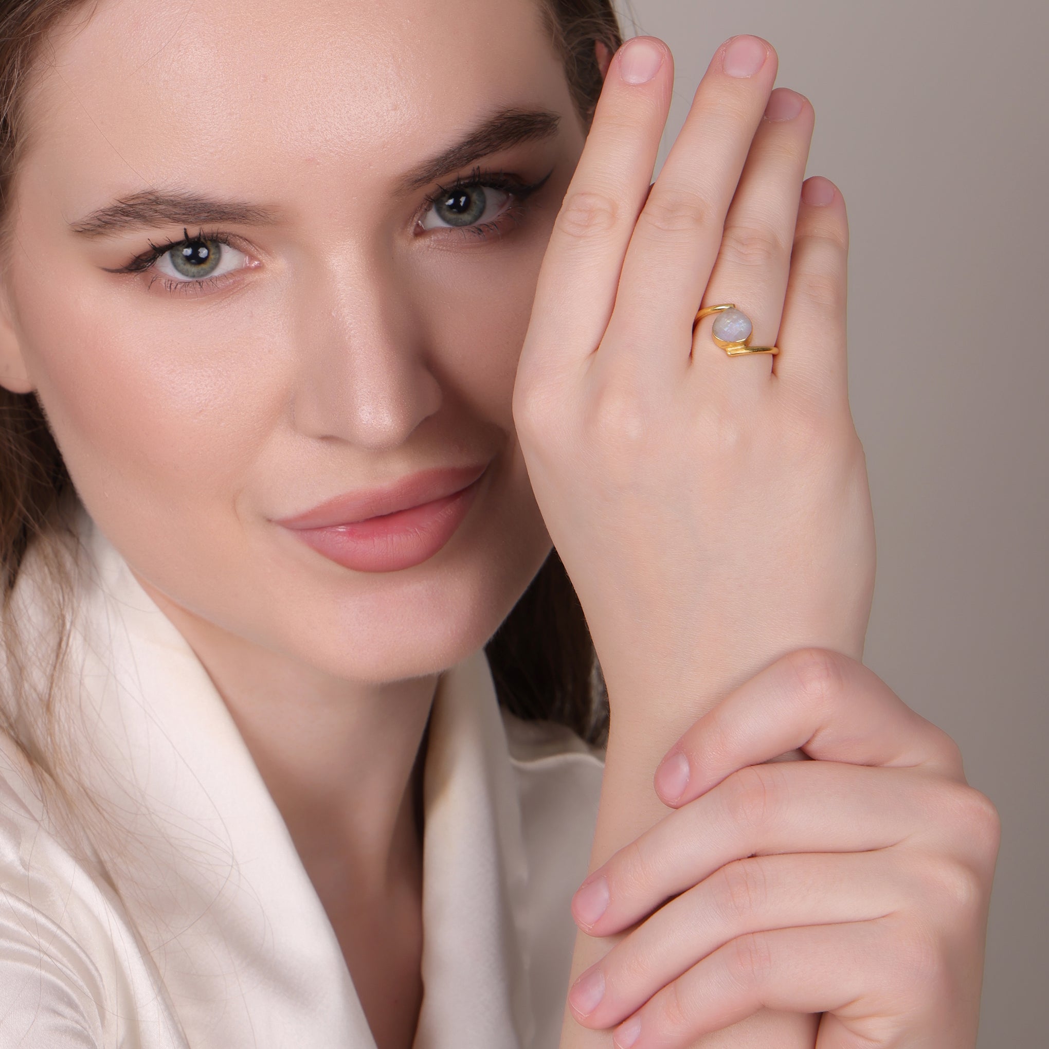 Dua Rainbow Moonstone Gold-Plated Adjustable Heart Ring – White Gemstone Minimalist Jewelry