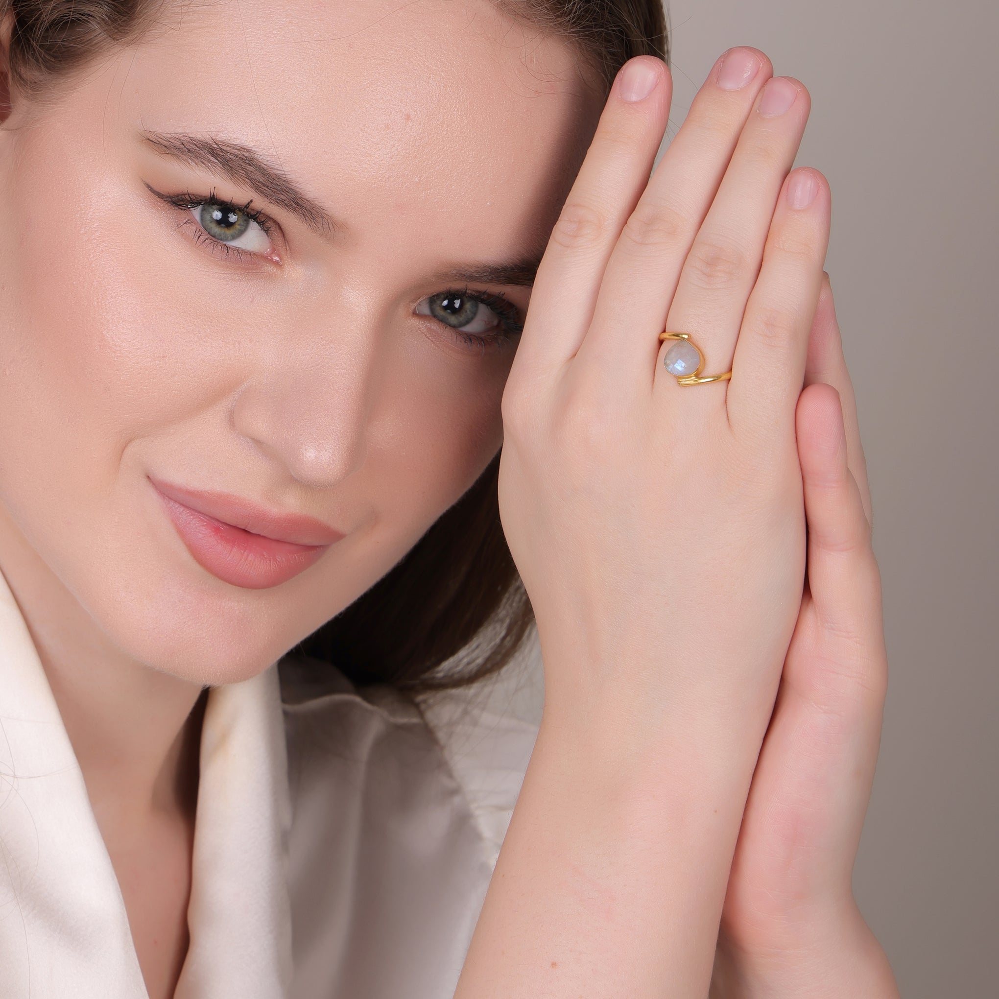 Dua Rainbow Moonstone Gold-Plated Adjustable Heart Ring – White Gemstone Minimalist Jewelry