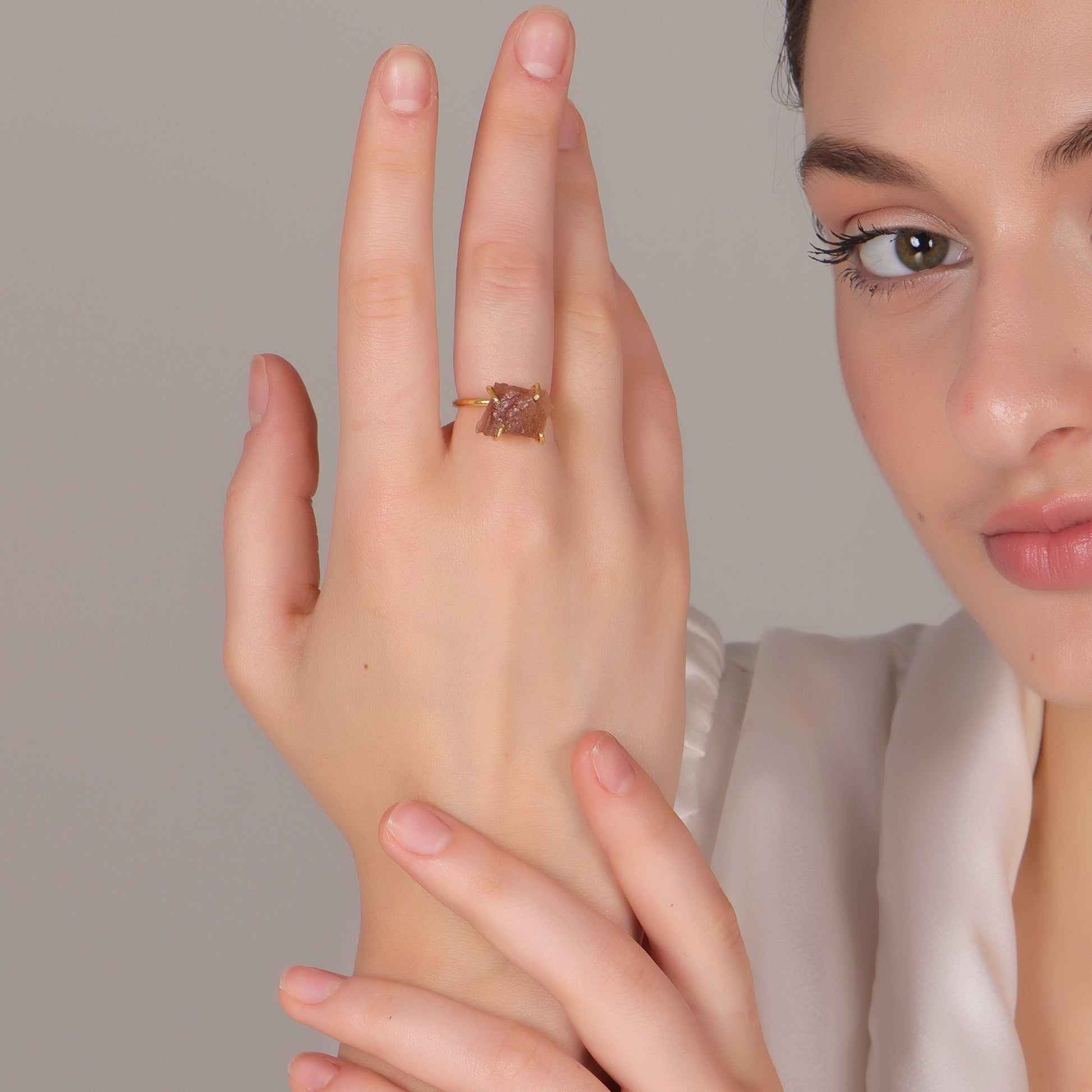 Dua Strawberry Quartz Rough Ring – Raw Gemstone Adjustable Gold Ring - Dua Online