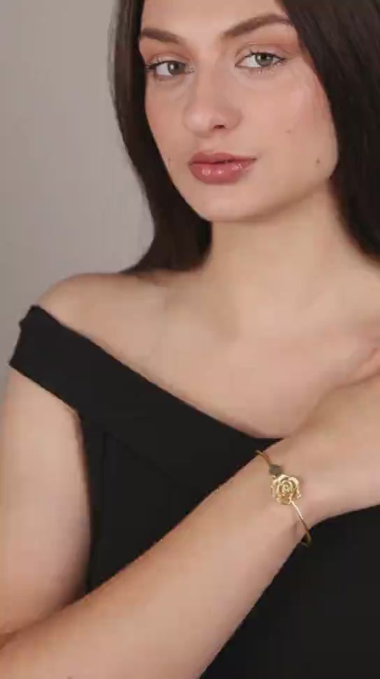 Dua Labradorite Flower Bangle Bracelet– Chic Grey Gold-Plated Gemstone Bracelet